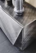 Particolare della credenza laccata opaca brushed grey Kayak di Cattelan