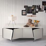 Credenza laccata di design Connie con ante battenti dal taglio inclinato