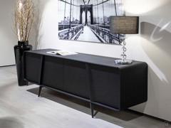 Credenza Connie con ante battenti dal taglio inclinato in Fashion Wood Fossile