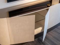 Dettaglio delle ante della credenza Mirto in metallo decorato tela sand