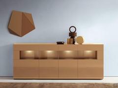 Credenza in laccato lucido cuoio con vano giorno grande in tinta. Illuminazione individuale per ciascun vano interno