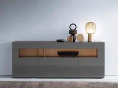 Credenza Start con struttura in laccato lucido piombo e vano giorno a contrasto in laccato opaco Cuoio