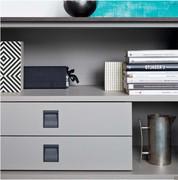 Credenza moderna bicolore Arrow, con cassettiera interna opzionale