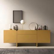 Credenza Arrow da cm 216,8 con frontali laccati lucidi curcuma