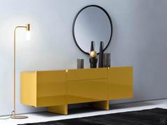 Credenza moderna laccata lucida Arrow in versione monocolore, una delle numerose versioni realizzabili grazie alla possibilità di personalizzare la finitura dei frontali e della struttura