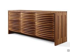 Credenza Seki a 3 ante curve in legno di noce naturale