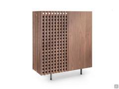 Credenza moderna con anta grigliata Astor nella versione madia. È possibile personalizzare il top con uno specchio bronzato o lasciarlo laccato nero opaco