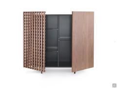 Credenza moderna con anta grigliata Astor in versione madia. Tutte le versioni hanno ripiani in vetro naturale spostabili in 3 posizioni