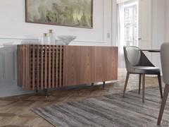 Credenza moderna con anta grigliata Astor, finiture in legno massello e impiallacciato di noce canaletto