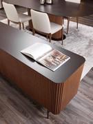 Credenza elegante in frassino Savannah, con linee arrotondate dal gusto contemporaneo