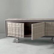 Particolare della credenza Keita con anta con motivo geometrico e piedini in acciaio e rame 