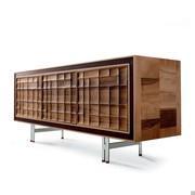 Credenza moderna Keita con anta con motivo geometrico in legno noce naturale