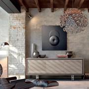 Credenza moderna a tre ante in legno Keita, con anta con motivo a onde in legno massello noce grigio