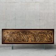 Credenza moderna a tre ante Keita con anta in radica e piedini in vetro 