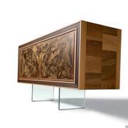 Credenza Keita a due ante con piedini in vetro e anta in radica