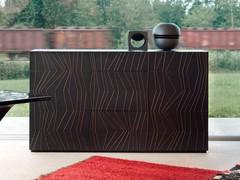 Credenza di design Ramses con inserti in legno massello su frontali laccato opaco nero