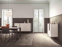 Credenza Cleveland in due versioni, entrambe con piedini alti in metallo