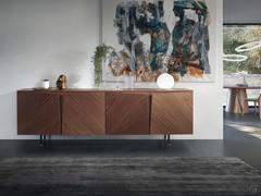 Credenza di design con ante scultoree Stella, riconoscibile per il particolare effetto "sfogliamento" sui frontali in legno