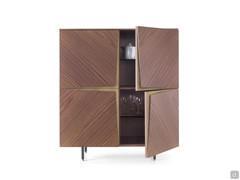 La credenza di design con ante scultoree Stella, anche in versione madia, contiene ripiani in vetro naturale spostabili in 3 posizioni