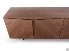 Credenza di design con ante scultoree Stella in legno impiallacciato noce canaletto