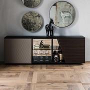 Credenza minimal con anta asimmetrica Aston di Cattelan dotata di vano centrale specchiato