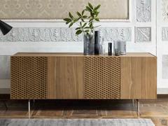 Credenza in legno e metallo moderna Abstract con intagliatura a scacchiera su due ante