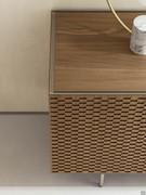 Credenza in legno e metallo moderna Abstract con maniglie integrate negli sportelli