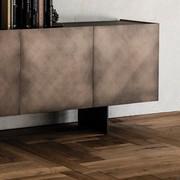 Particolare effetto vintage dei frontali in MDF verniciato brushed bronze della credenza Arizona di Cattelan e decorato con pennellate oblique