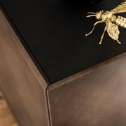 Dettaglio di anta e fianco in MDF verniciato brushed bronze della credenza Arizona di Cattelan con top in cristallo