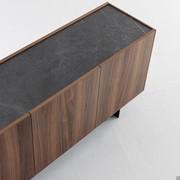 Top in contrasto per la credenza moderna in noce canaletto Outline di Bonaldo