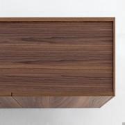 Credenza moderna in noce canaletto Outline di Bonaldo con top leggermente incassato in tinta