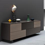 Credenza Georgia con struttura in tinta ai frontali cm sp.2, con piedini in metacrilato trasparente