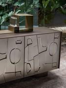 Credenza Image di Bonaldo con particolare motivo astratto in bassorilievo sulle ante