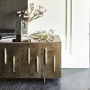 Particolare della credenza Carnaby di Cattelan 