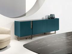 Credenza moderna con top in marmo Mirage di Cantori, qui proposta con ante color petrolio