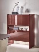 Madia Manila, con le stesse linee e finiture della credenza ma trasformate in un pratico mobile buffet a uso bar