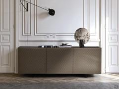 Vista frontale della credenza moderna Maia con piedi in metallo, piano in legno massello tinto Frassino Nero e ante con rivestimento trapuntato in pelle