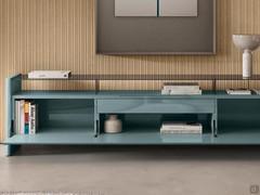 Interni della credenza Manila nella versione con top in vetro fumé. È sempre incluso nel complemento un cassetto interno dal frontale laccato opaco in tinta alla struttura