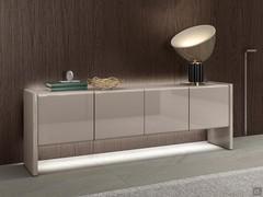 Credenza Manila laccata lucida nella versione a quattro ante battenti