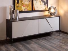 Credenza Aikido da 210 cm con 4 ante: struttura in nobilitato rasato fumè, ante laccato lucido tortora e basamento metallico verniciato moka shine