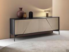 Credenza moderna con ante oblique Aikido, nella versione con frontali in laccato micalizzato palladio