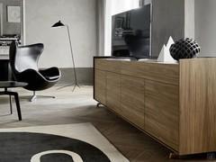 Credenza Columbus Low con quattro ante e due cassetti può essere utilizzata anche come porta TV in appoggio