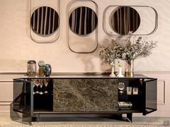 Credenza elegante con ante in gres e vetro Aira, nella versione con ante centrali in gres finitura Emperador e ante laterali in vetro trasparente fumè.