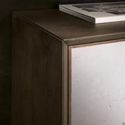 Particolare mobile buffet in legno Genius con ante in resina Cimento