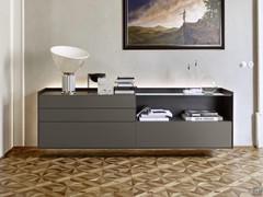 Credenza con top in vetro Columbus Glass nel modello pensile con profilo LED