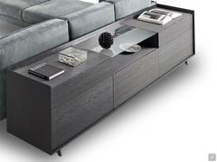 Credenza moderna con top in vetro Columbus Glass, perfetta da posizionare anche sullo schienale di un divano