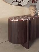 Particolare degli elementi verticali della credenza Dafne che sembrano incastonati nella scocca (top in marmo Rosso Levanto non disponibile)