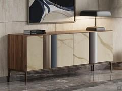 Credenza elegante Keramos con ante in ceramica opaca calacatta, struttura e top impiallacciato noce canaletto e basamento in metallo verniciato bronzo