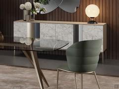 Sala da pranzo elegante e ricercata con credenza Keramos con ante in ceramica lucida blanc de blanc, struttura e piano laccati tortora e basamento con piedini inclinati in metallo champagne. 