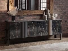 Credenza elegante con ante in ceramica Keramos con piedi esterni